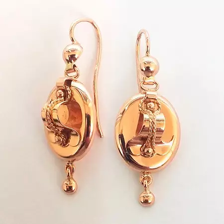 Gold earrings (137 photos): Fashion earrings 2021 in the form of cats, rings, butterflies and nose for women with pearl and yellow gold 3317_77