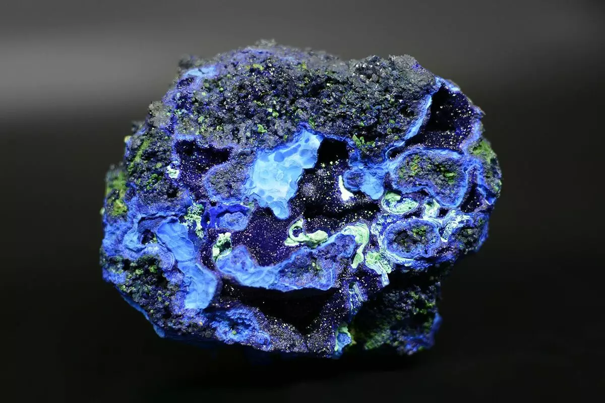 Azuris（31張照片）：石材的價值和性質。礦物質的礦物有什麼區別？誰適合呢？ 3322_3
