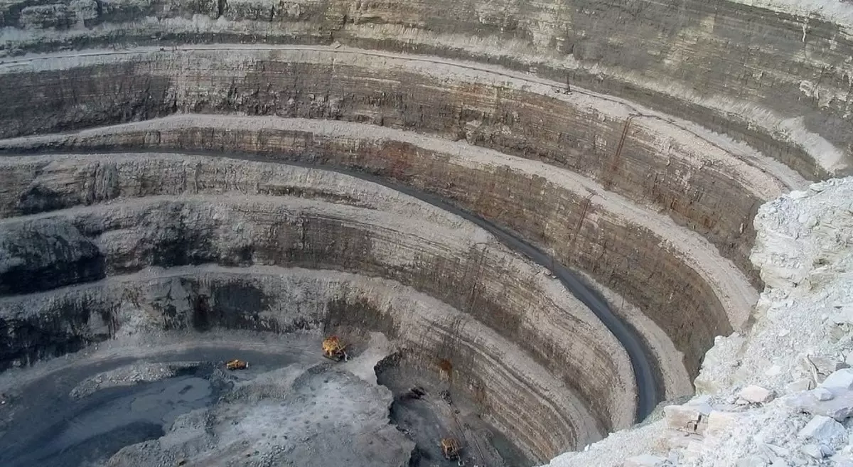 Almaz mining (33 surat): Russiýada nireden alýarlar? Ufrika, Afrika we beýleki ýerlerde goýum 3324_3