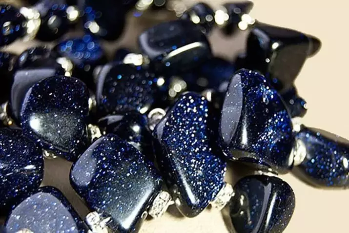 Blue Aventurine (23 foto): Sihir dan sifat-sifat batu lainnya. Siapa yang muncul? Mengapa Blue Aventurine disebut 