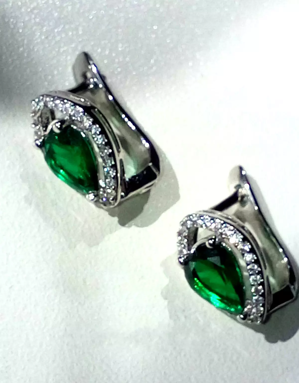 Mga ariyos nga adunay esmeralda (75 Mga Litrato): Bulawan ug Silver, Emerald Earrings nga adunay mga diamante 3329_14