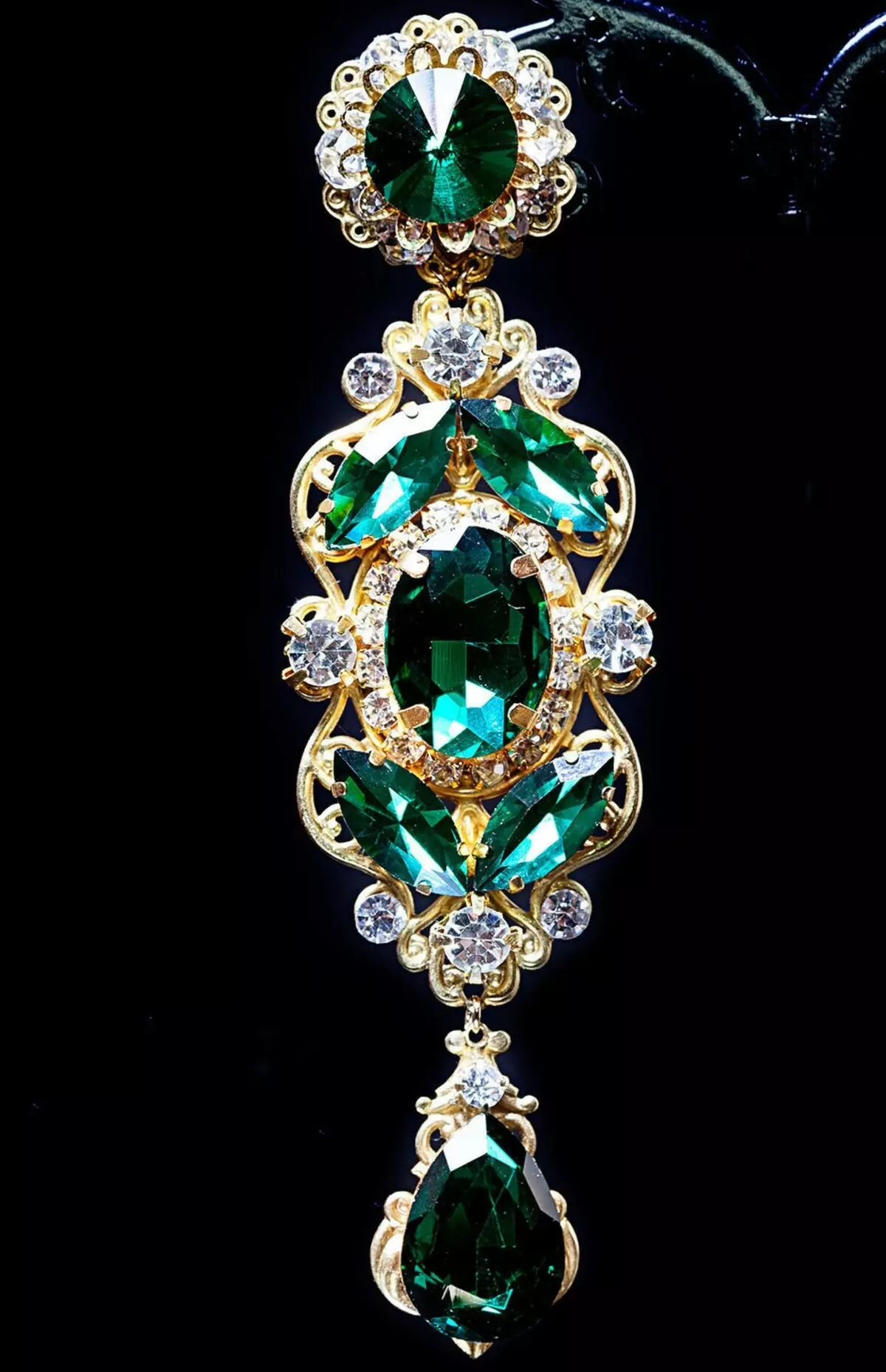 Mga ariyos nga adunay esmeralda (75 Mga Litrato): Bulawan ug Silver, Emerald Earrings nga adunay mga diamante 3329_2