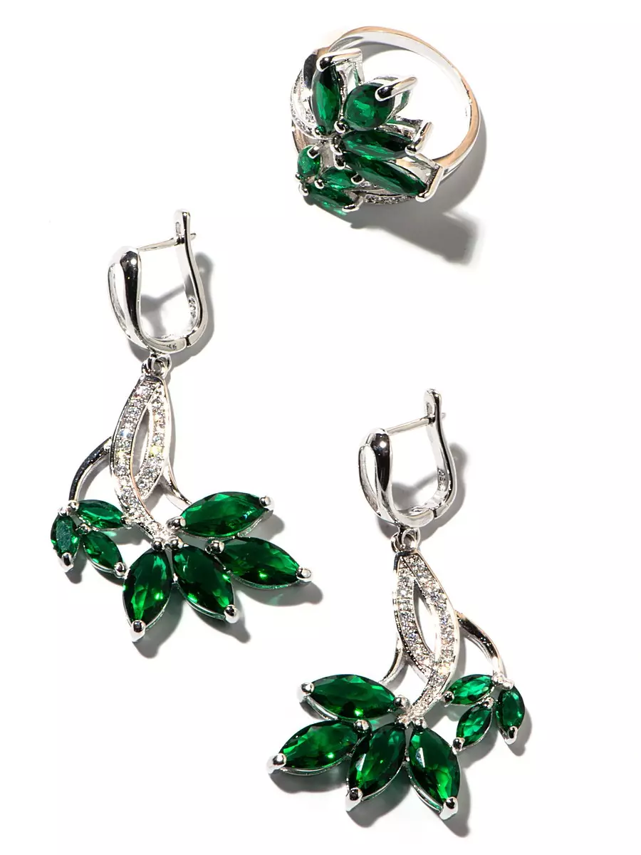 Mga ariyos nga adunay esmeralda (75 Mga Litrato): Bulawan ug Silver, Emerald Earrings nga adunay mga diamante 3329_32