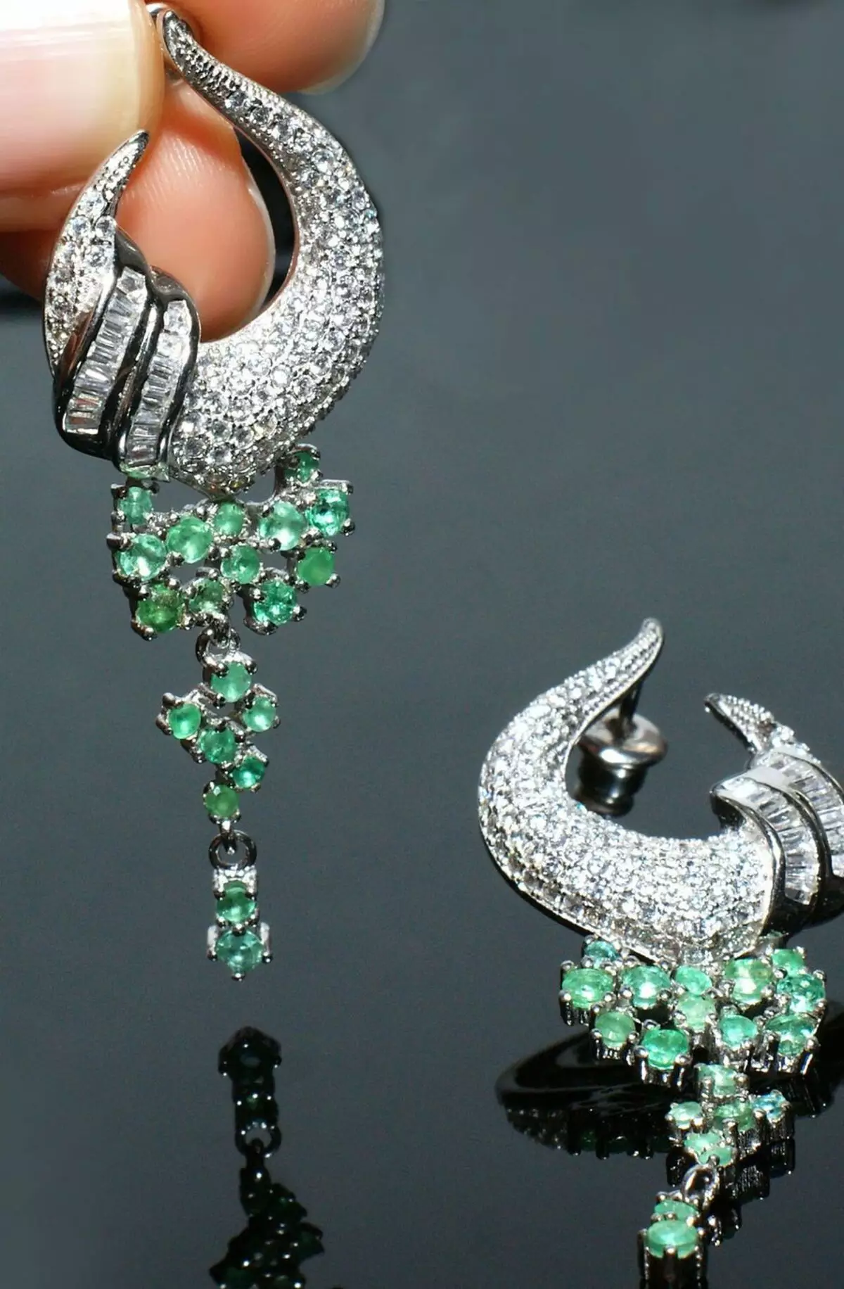 Mga ariyos nga adunay esmeralda (75 Mga Litrato): Bulawan ug Silver, Emerald Earrings nga adunay mga diamante 3329_4