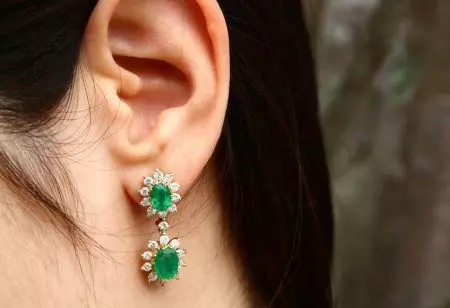 Mga ariyos nga adunay esmeralda (75 Mga Litrato): Bulawan ug Silver, Emerald Earrings nga adunay mga diamante 3329_57