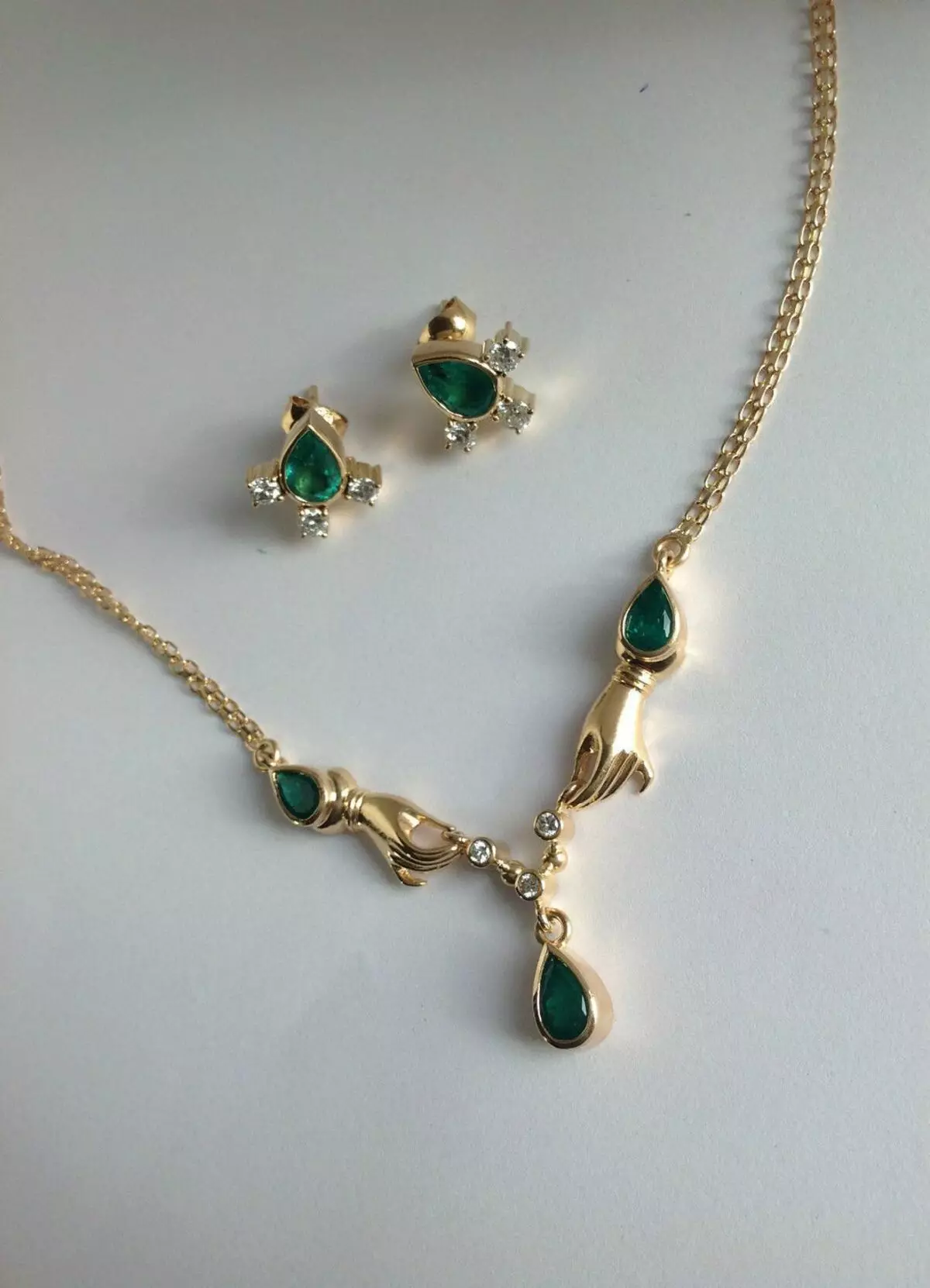 Mga ariyos nga adunay esmeralda (75 Mga Litrato): Bulawan ug Silver, Emerald Earrings nga adunay mga diamante 3329_65