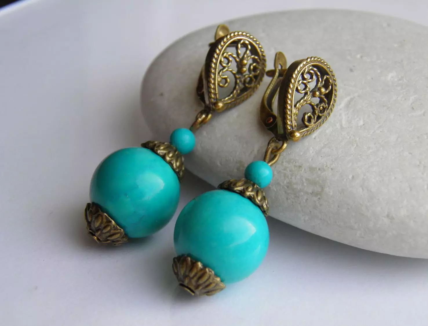 Earringen mei turquoise (86 foto's): modellen yn goud en sulveren, stijlvol ilveren earringen mei natuerlike turquoise 3335_47
