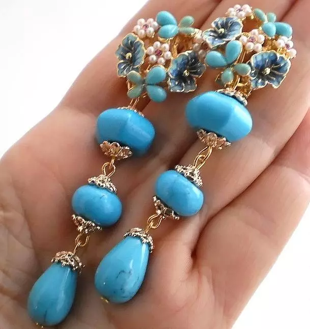 Earringen mei turquoise (86 foto's): modellen yn goud en sulveren, stijlvol ilveren earringen mei natuerlike turquoise 3335_75