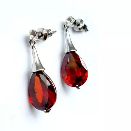 Earrings dengan Ruby (66 foto): Anting Emas dan Perak, Model Perak Bergaya Seperti Maskot 3337_37