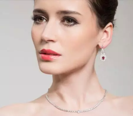 Earrings dengan Ruby (66 foto): Anting Emas dan Perak, Model Perak Bergaya Seperti Maskot 3337_47