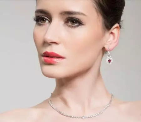 Anting-anting dengan Ruby (66 foto): anting-anting emas dan perak, model perak yang bergaya seperti maskot 3337_47