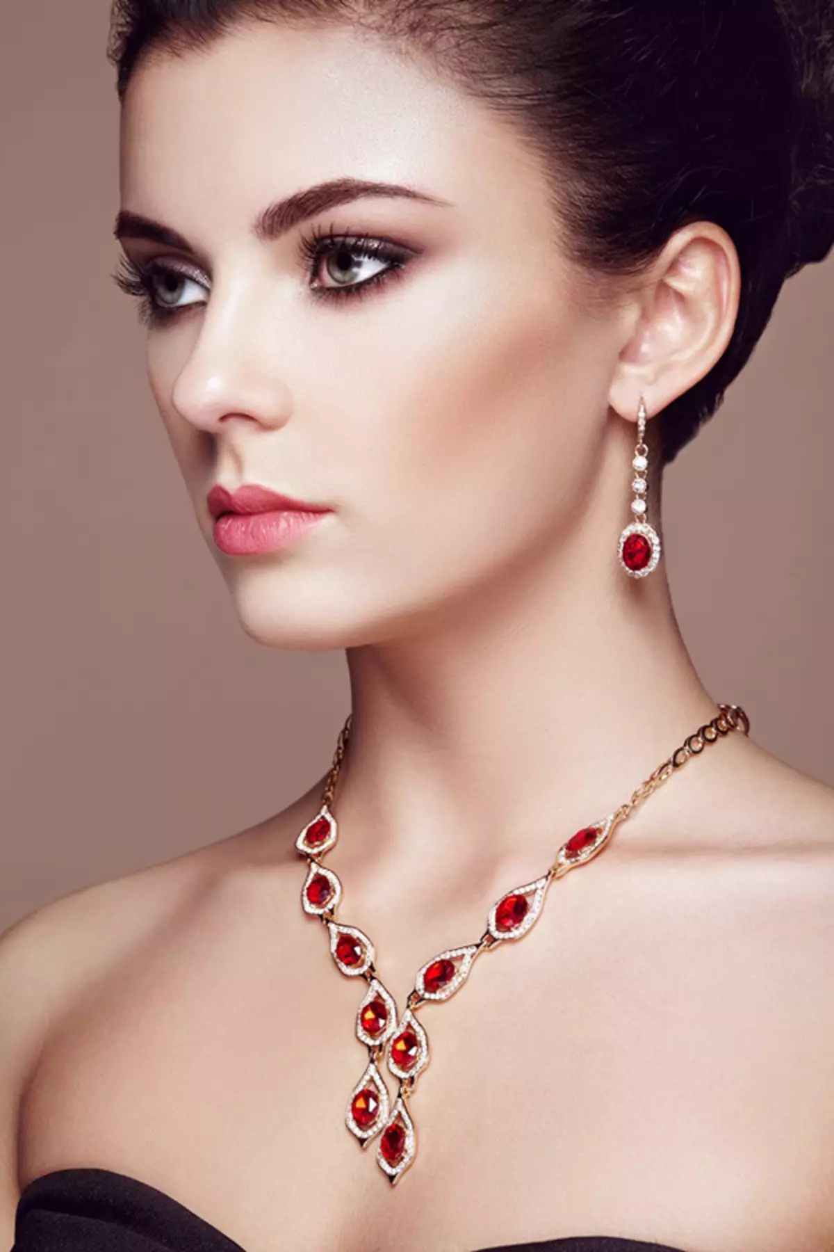Earrings dengan Ruby (66 foto): Anting Emas dan Perak, Model Perak Bergaya Seperti Maskot 3337_62