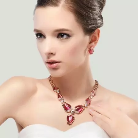 Earrings dengan Ruby (66 foto): Anting Emas dan Perak, Model Perak Bergaya Seperti Maskot 3337_65