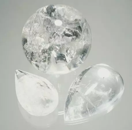 Earrings dengan Mountain Crystal (56 Foto): Anting-Anting Bergaya dengan Batu Trendy dalam Emas 3349_10