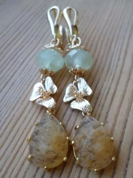Earrings dengan Mountain Crystal (56 Foto): Anting-Anting Bergaya dengan Batu Trendy dalam Emas 3349_19