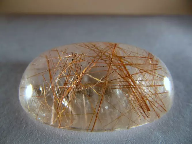 Earrings dengan Mountain Crystal (56 Foto): Anting-Anting Bergaya dengan Batu Trendy dalam Emas 3349_21