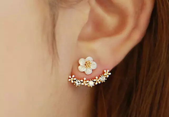 Earrings le criostail sléibhe (56 grianghraf): cluaise stylish le cloch trendy in ór 3349_25