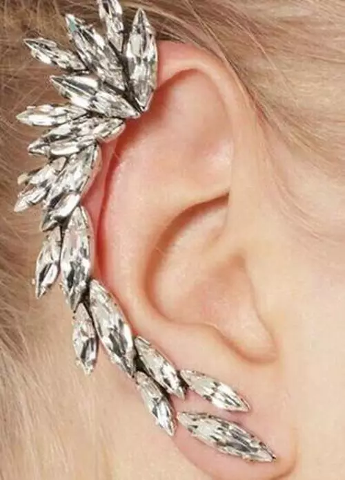 Earrings dengan Mountain Crystal (56 Foto): Anting-Anting Bergaya dengan Batu Trendy dalam Emas 3349_26