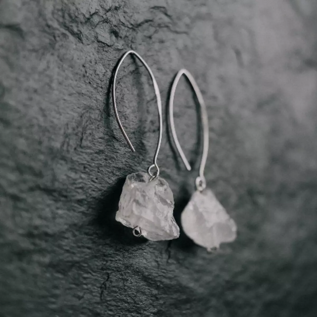 Earrings dengan Mountain Crystal (56 Foto): Anting-Anting Bergaya dengan Batu Trendy dalam Emas 3349_47