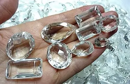 Earrings dengan Mountain Crystal (56 Foto): Anting-Anting Bergaya dengan Batu Trendy dalam Emas 3349_8