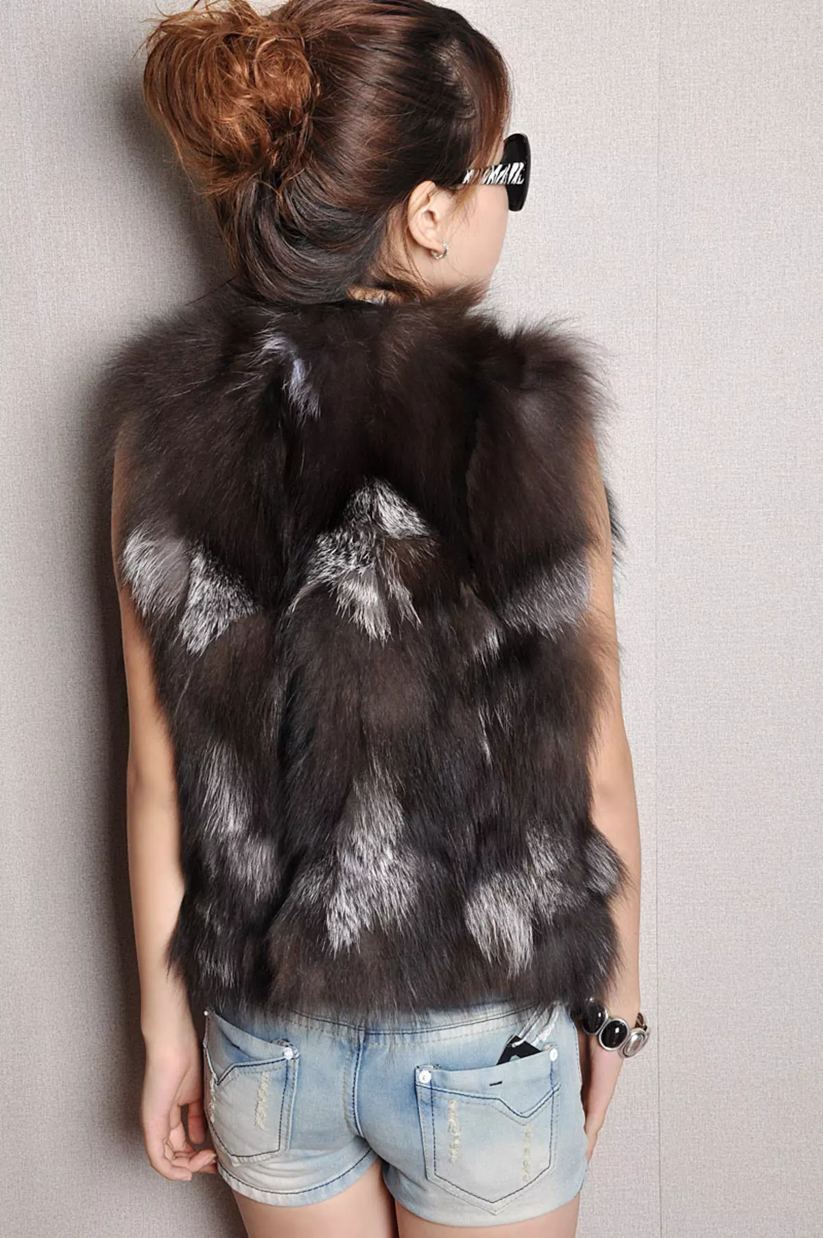 Shinga-Vest (62 φωτογραφίες): Τι να φορέσει και πώς να επιλέξετε ένα γιλέκο γούνας 334_16