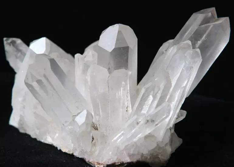 چگونه اعتبار الماس را بررسی کنید؟ نشانه های دقیق که الماس جعلی است. چگونه می توان آن را از شیشه و سنگ های دیگر در خانه تشخیص داد؟ 3354_20