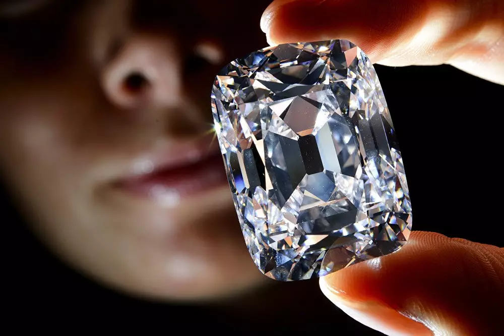 Etu ị ga - esi lelee izi ezi nke diamond? Ihe ịrịba ama doro anya nke diamond bụ adịgboroja. Kedu otu esi amata ya site na iko na okwute ndị ọzọ n'ụlọ? 3354_8