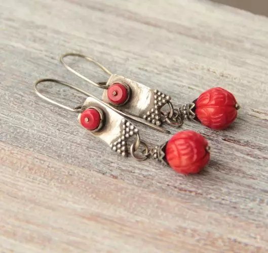Earrings with coral (67 photos): Black Desert earrings from red coral, model with natural coral 3355_9