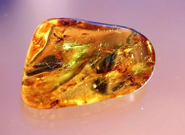 Sunny Stone (27 fotografija): Šta je to? Čarobna i terapijska svojstva mineralnog oregonskog minerala, helićisis iz Indije 3366_2