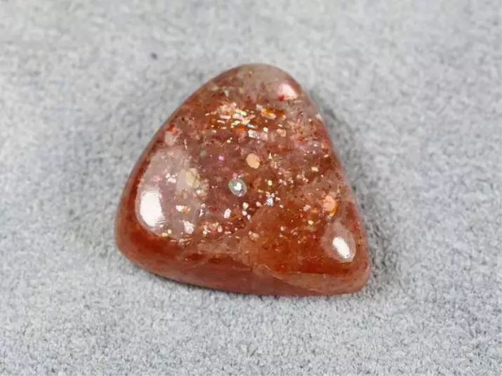 Сончев Стоун (27 фотографии): Што е тоа? Магија и терапевтски својства на минералот на Орегон, Хелицис од Индија 3366_3