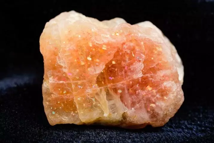 Saulains akmens (27 fotogrāfijas): kas tas ir? Oregona minerālu, helicīts, burvība un terapeitiskās īpašības no Indijas 3366_8