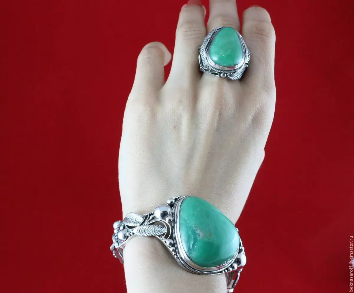 Chrysoprase (42 foto): cos'è questa pietra? Che aspetto ha e chi si adatta? Il suo valore per gli umani. È possibile indossare Chrysoprase insieme a una granata? 3378_15