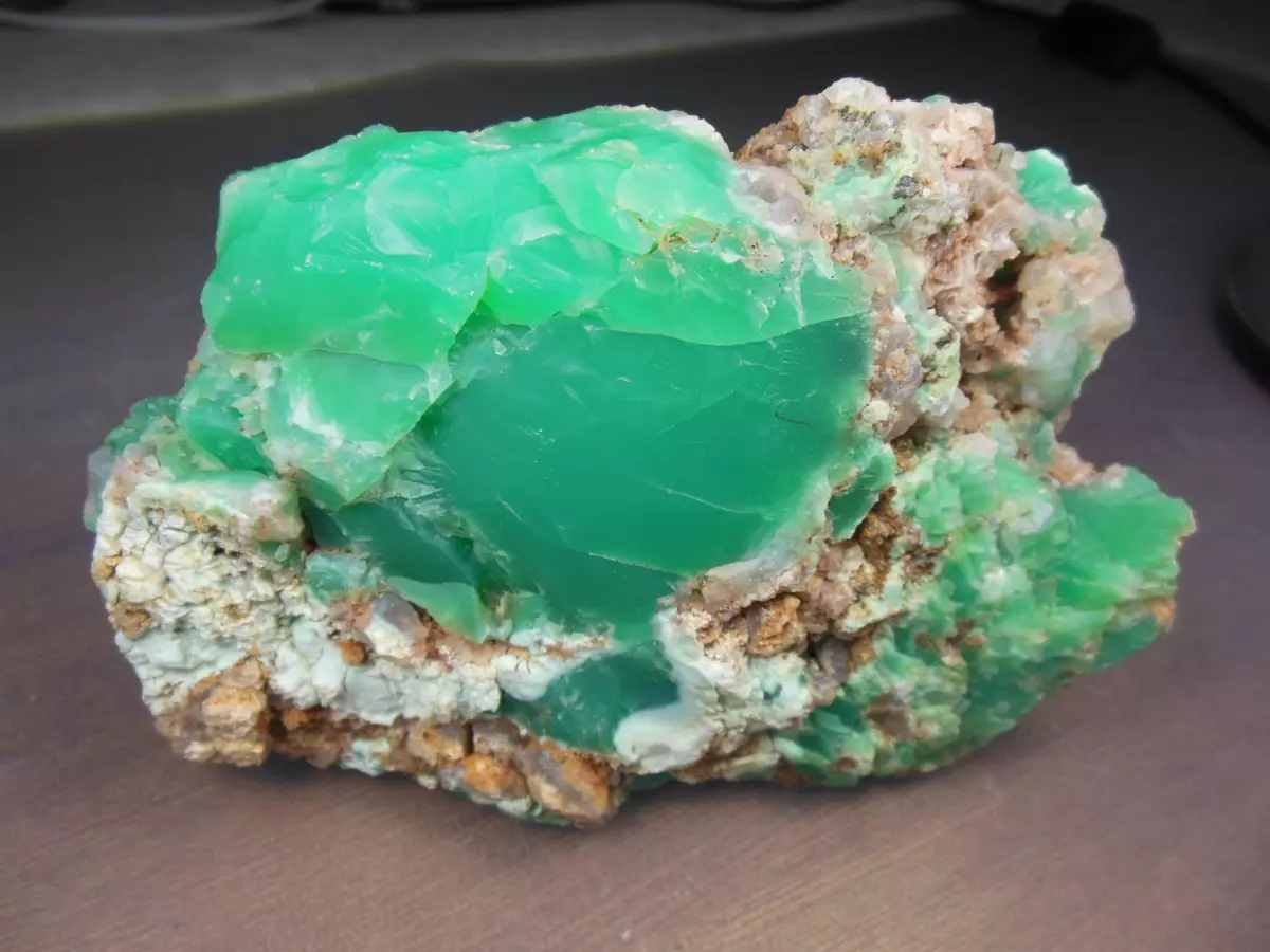 Chrysoprase (42 photos): What is this stone? What does he look like and who fits? Its value for humans. Is it possible to wear chrysoprase along with a grenade? 3378_17