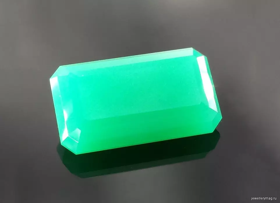 Chrysoprase (42 photos): What is this stone? What does he look like and who fits? Its value for humans. Is it possible to wear chrysoprase along with a grenade? 3378_18