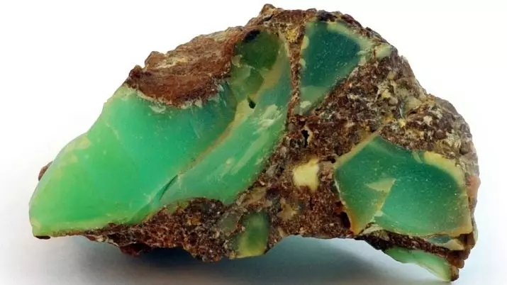Chrysoprase (42 photos): What is this stone? What does he look like and who fits? Its value for humans. Is it possible to wear chrysoprase along with a grenade? 3378_19