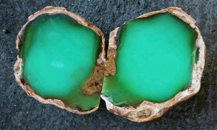 Chrysoprase (42 photos): What is this stone? What does he look like and who fits? Its value for humans. Is it possible to wear chrysoprase along with a grenade? 3378_2