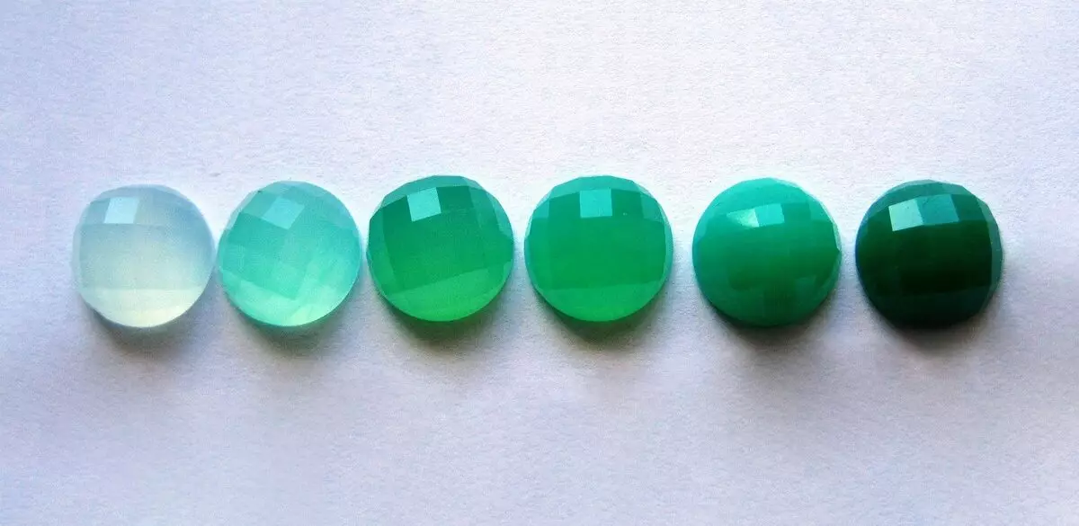 Chrysoprase (42 photos): What is this stone? What does he look like and who fits? Its value for humans. Is it possible to wear chrysoprase along with a grenade? 3378_20