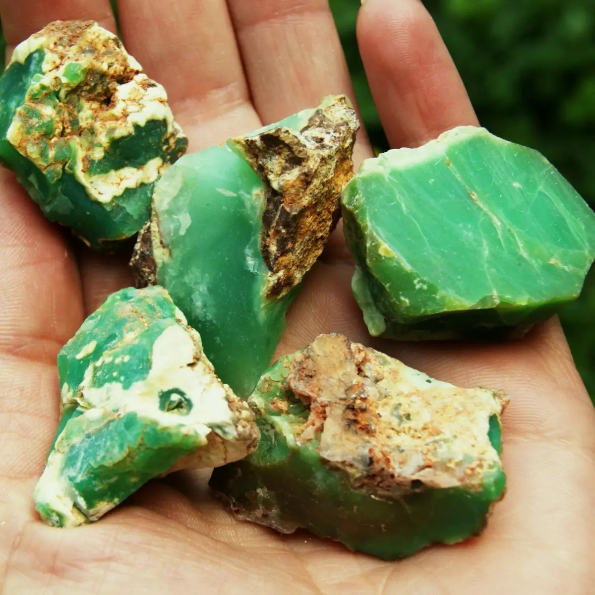 Chrysoprase (42 photos): What is this stone? What does he look like and who fits? Its value for humans. Is it possible to wear chrysoprase along with a grenade? 3378_24