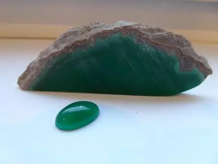 Chrysopraza (42 fotografij): Kaj je ta kamen? Kako izgleda in kdo ustreza? Njegova vrednost za ljudi. Ali je mogoče nositi Chrysoprase skupaj z granato? 3378_25