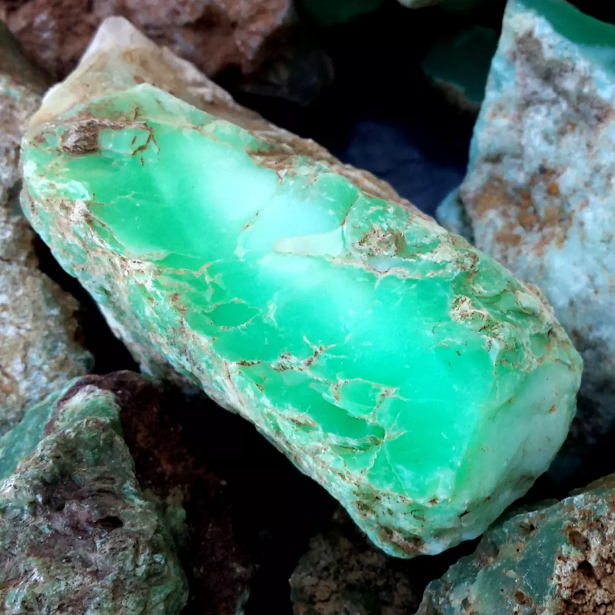 Chrysoprase (42 photos): What is this stone? What does he look like and who fits? Its value for humans. Is it possible to wear chrysoprase along with a grenade? 3378_26