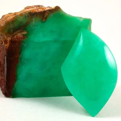 Chrysoprase (42 photos): What is this stone? What does he look like and who fits? Its value for humans. Is it possible to wear chrysoprase along with a grenade? 3378_3
