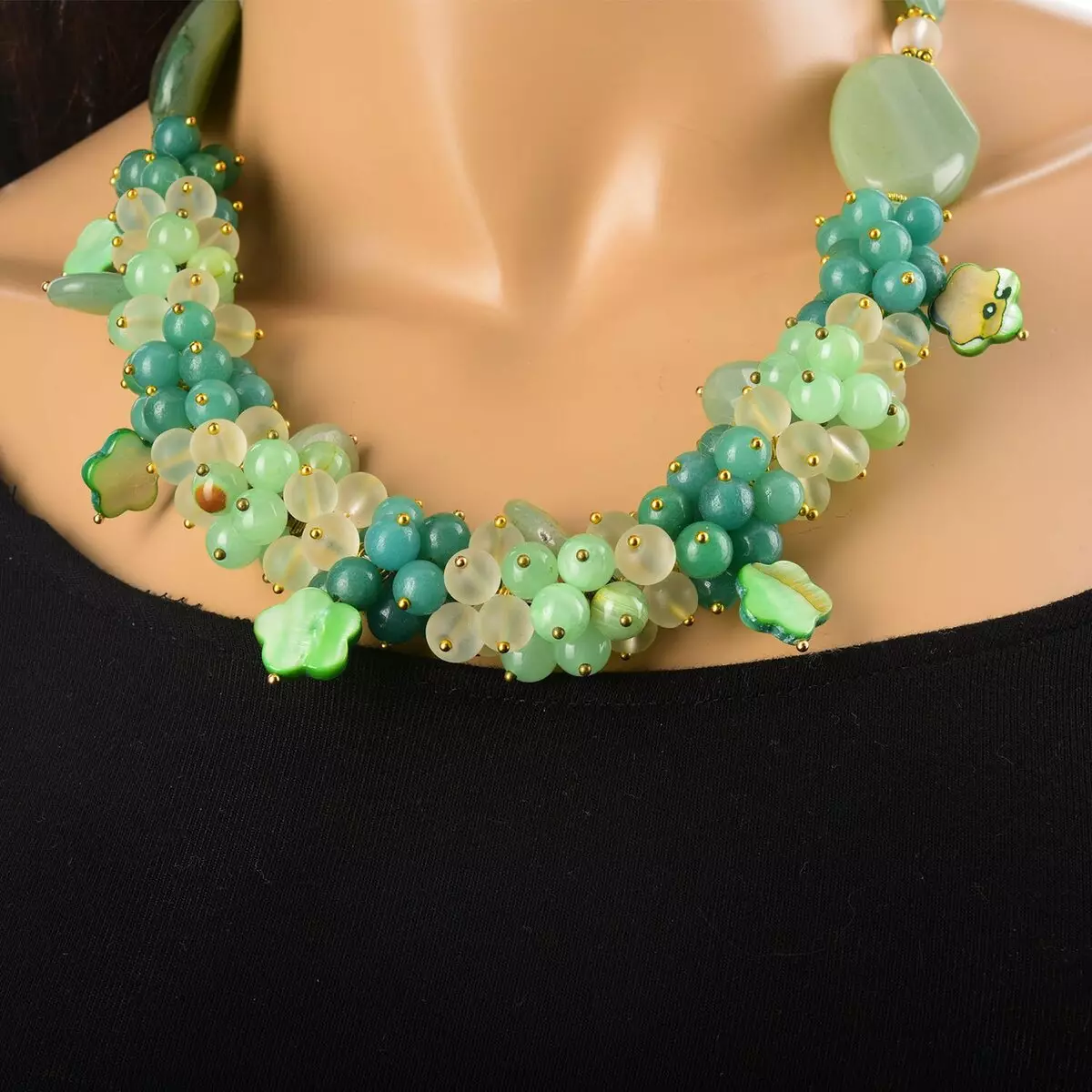 Chrysoprase (42 foto): Apa batu ini? Seperti apa penampilannya dan siapa yang cocok? Nilainya bagi manusia. Apakah mungkin memakai chrysoprase bersama dengan granat? 3378_32