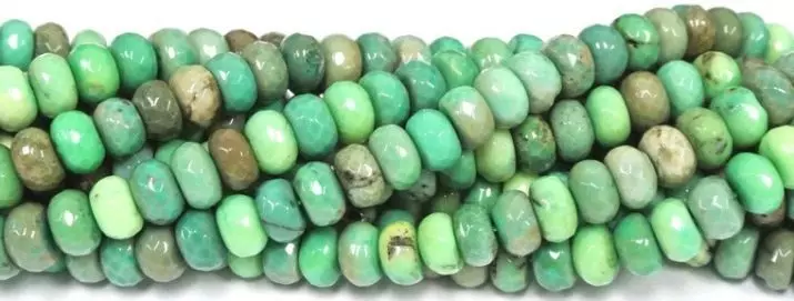 Chrysoprase (42 foto): Apa batu ini? Seperti apa penampilannya dan siapa yang cocok? Nilainya bagi manusia. Apakah mungkin memakai chrysoprase bersama dengan granat? 3378_35