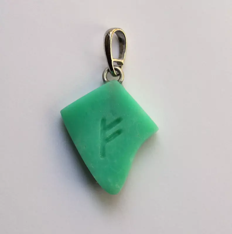 Chrysoprase (42 photos): What is this stone? What does he look like and who fits? Its value for humans. Is it possible to wear chrysoprase along with a grenade? 3378_5