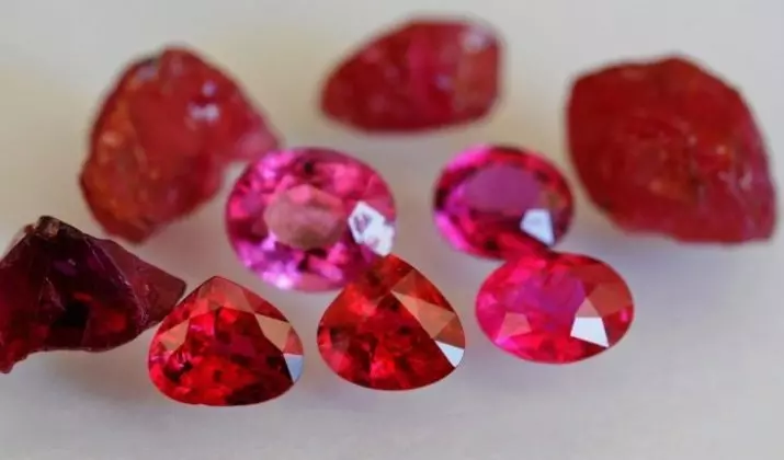 Sa është rubini? Cila është kostoja e karat nga një gur i vërtetë? Sa kohë është 1 gram e një rubini të kuq natyror të kuq? 3382_10