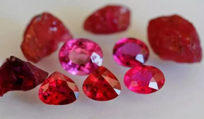 Kemm huwa Ruby? X'inhi l-ispiża tal-karat minn ġebel veru? Liema ħin huwa 1 gramma ta 'ruby naturali mhux trattat naturali? 3382_10