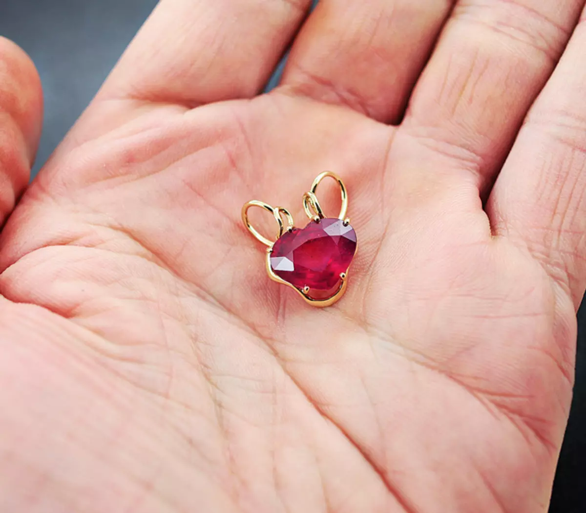 Magkano ang ruby? Ano ang halaga ng karat mula sa isang tunay na bato? Anong oras ang 1 gramo ng isang pulang natural untreated ruby? 3382_13