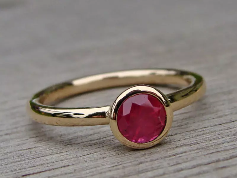 Hvor mye er Ruby? Hva er kostnaden for karat fra en ekte stein? Hvilken tid er 1 gram en rød naturlig ubehandlet rubin? 3382_2