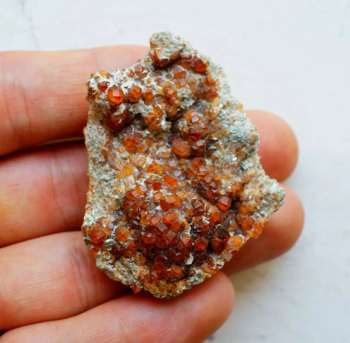 Spessartin: μαγικές ιδιότητες της πέτρας. Φροντίδα προϊόντων από το ορυκτό. Ποιος έρχεται; 3384_2