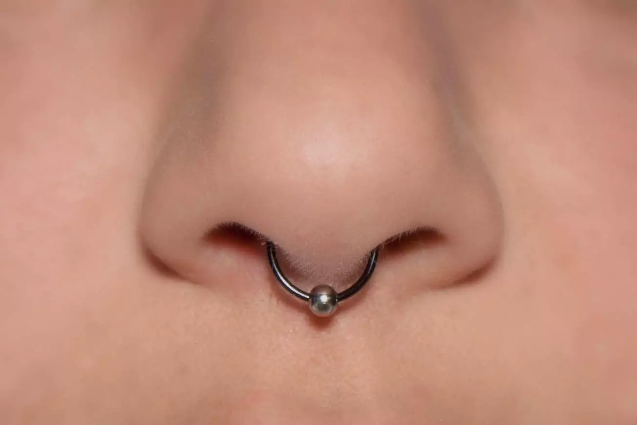 Pendientes en la nariz (101 fotos): Cómo insertar pendientes de oro en nariz, anillo, ferias y otras vistas populares 3387_30